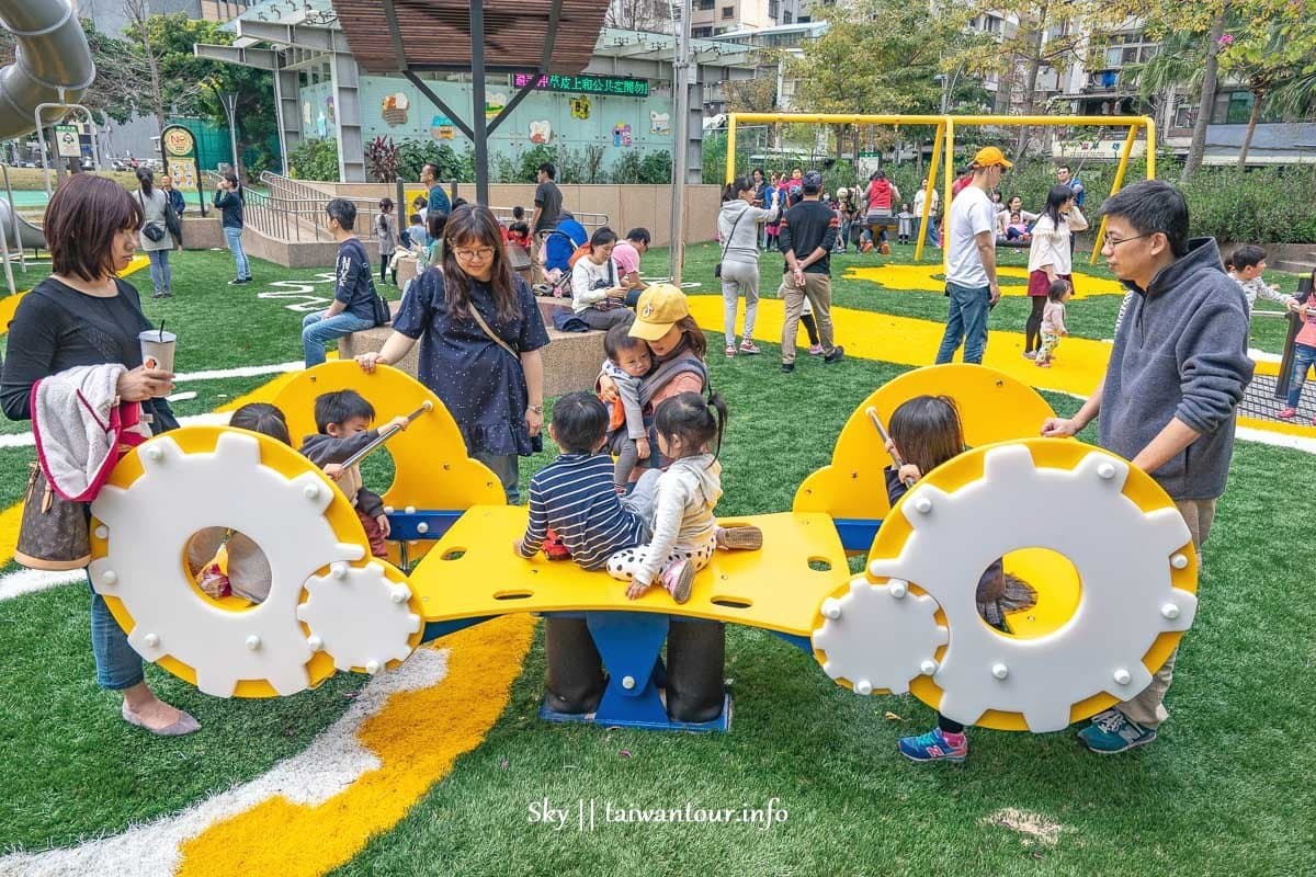 最新親子公園「小小兵色系」好吸睛！必玩水管溜滑梯+齒輪蹺蹺板