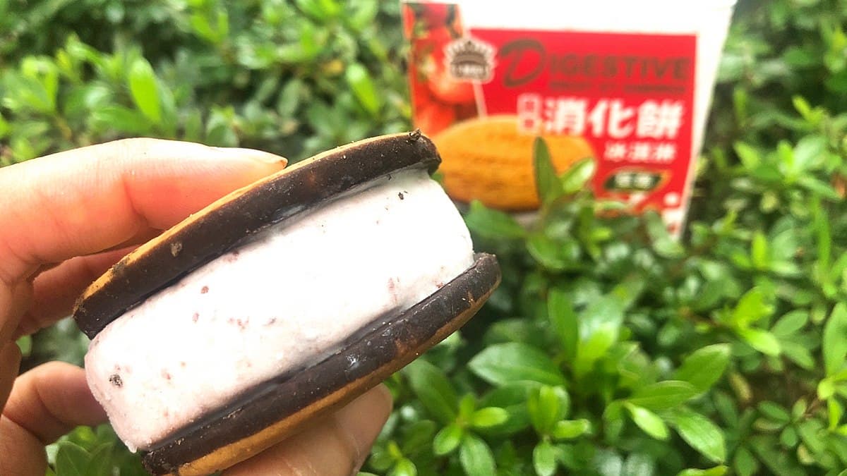義美新品超狂！推「草莓消化餅冰」，網友揚言：用新台幣讓它下架