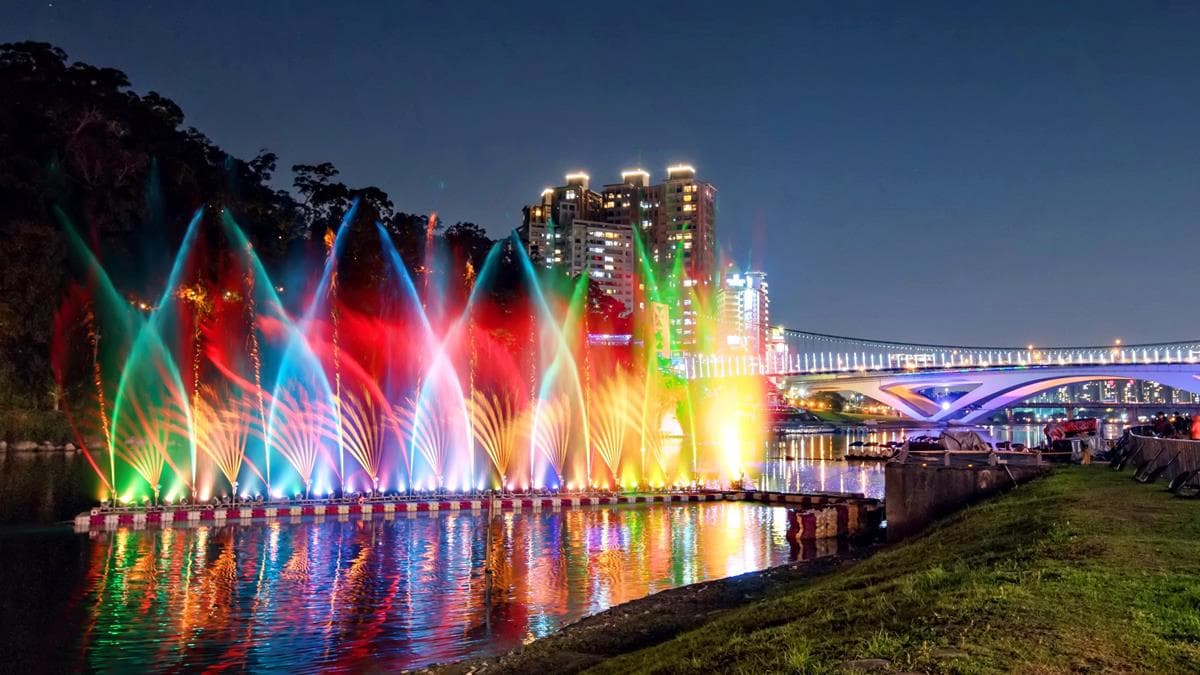 屏東燈會團隊操刀!全新「V型水舞、孔雀開屏」碧潭水舞秀,週五登場 屏東燈會團隊操刀!全新「V型水舞、孔雀開屏」碧潭水舞秀,週五登場