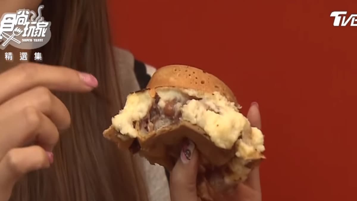 還沒營業就排隊!板橋超佛心「紅豆餅」,餡料多到包不住 還沒營業就排隊!板橋超佛心「紅豆餅」,餡料多到包不住