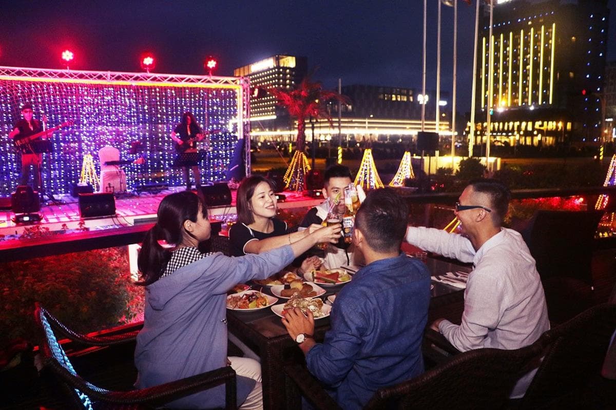 玩澎湖住五星4千元！搭遊艇看煙火「2天1夜」加送海鮮BBQ、夜釣小管