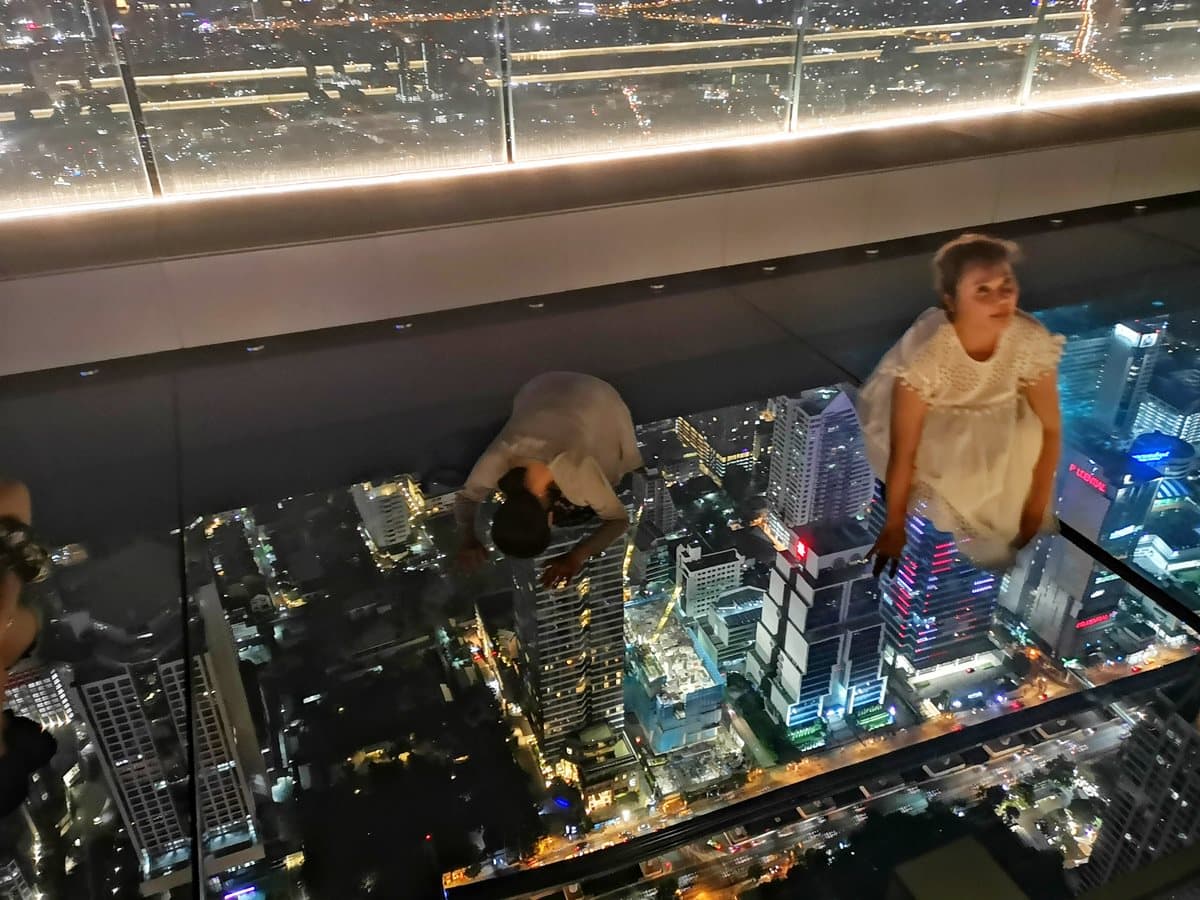 趴著看更刺激！泰國78樓「玻璃透明步道」　小編帶你直擊千萬夜景