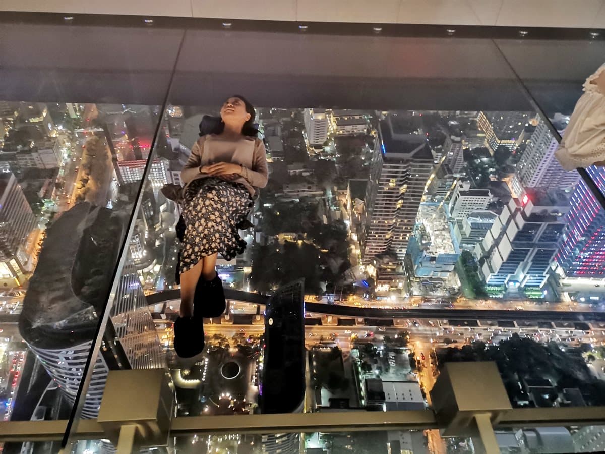 趴著看更刺激！泰國78樓「玻璃透明步道」　小編帶你直擊千萬夜景