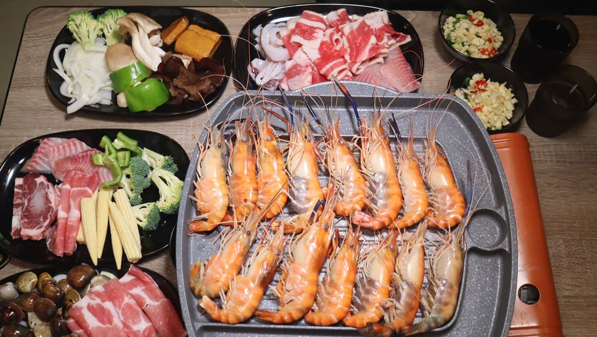 【新開店】林口也有了！雙北「最大水道流水蝦」　超大烤盤一次烤到爽