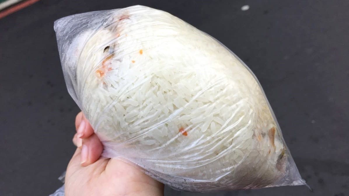 比便當還大!台北巨無霸飯糰 僅賣25元 比便當還大!台北巨無霸飯糰 僅賣25元
