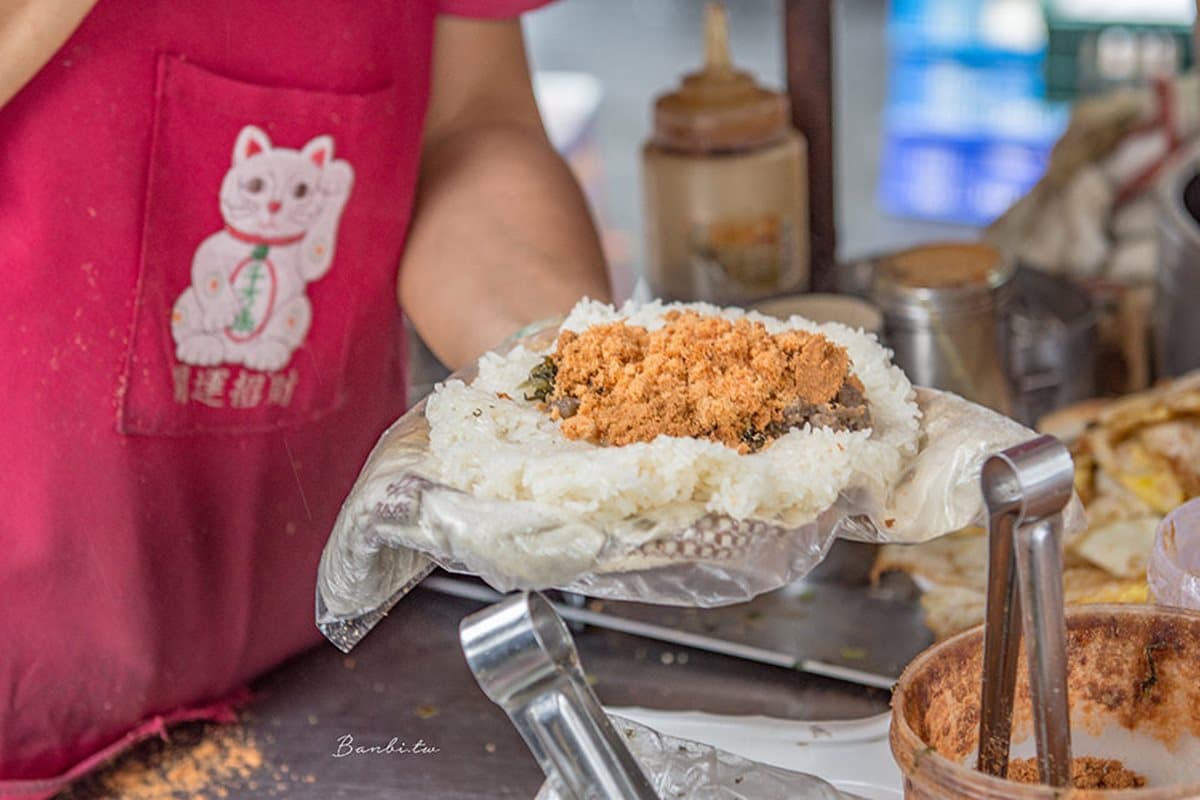 比便當還大!台北巨無霸飯糰 僅賣25元 比便當還大!台北巨無霸飯糰 僅賣25元