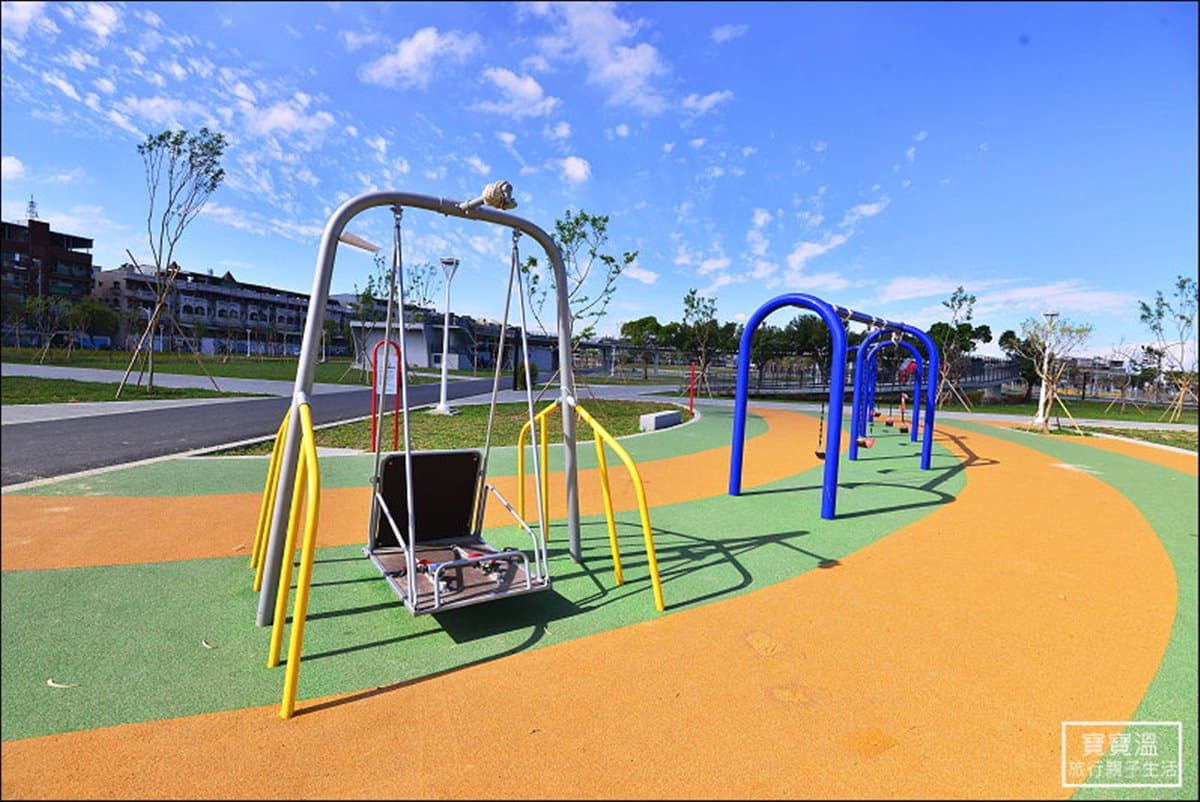 小孩玩瘋了！遊戲場就蓋在沙坑上　高雄最新公園成玩沙天堂