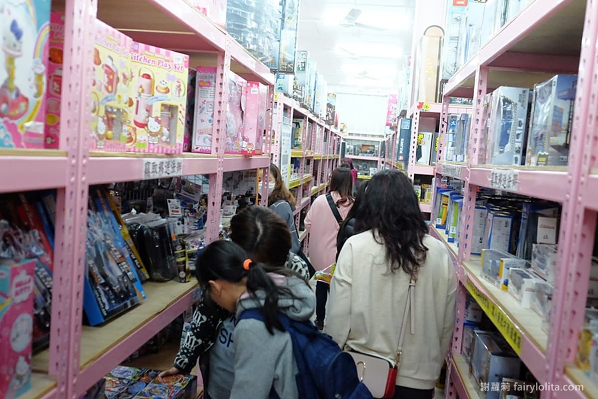 整車塞滿滿不用1000元!台中最強玩具批發 芭比娃娃、波力、鋼彈通通有 整車塞滿滿不用1000元!台中最強玩具批發 芭比娃娃、波力、鋼彈通通有