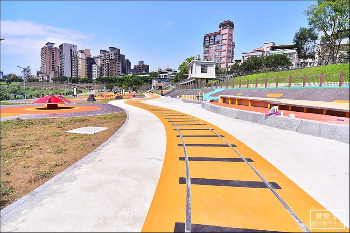 台鐵都跪了！最新「火車主題親子公園」在木柵　山洞隧道、鐵軌樣樣有