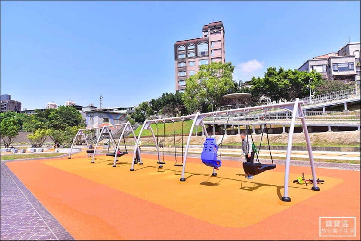 台鐵都跪了！最新「火車主題親子公園」在木柵　山洞隧道、鐵軌樣樣有
