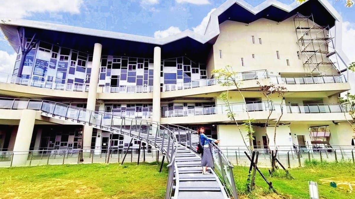 巨人座椅拍出有趣「小人照」!台南新亮點「台江文化中心」4月開幕 巨人座椅拍出有趣「小人照」!台南新亮點「台江文化中心」4月開幕