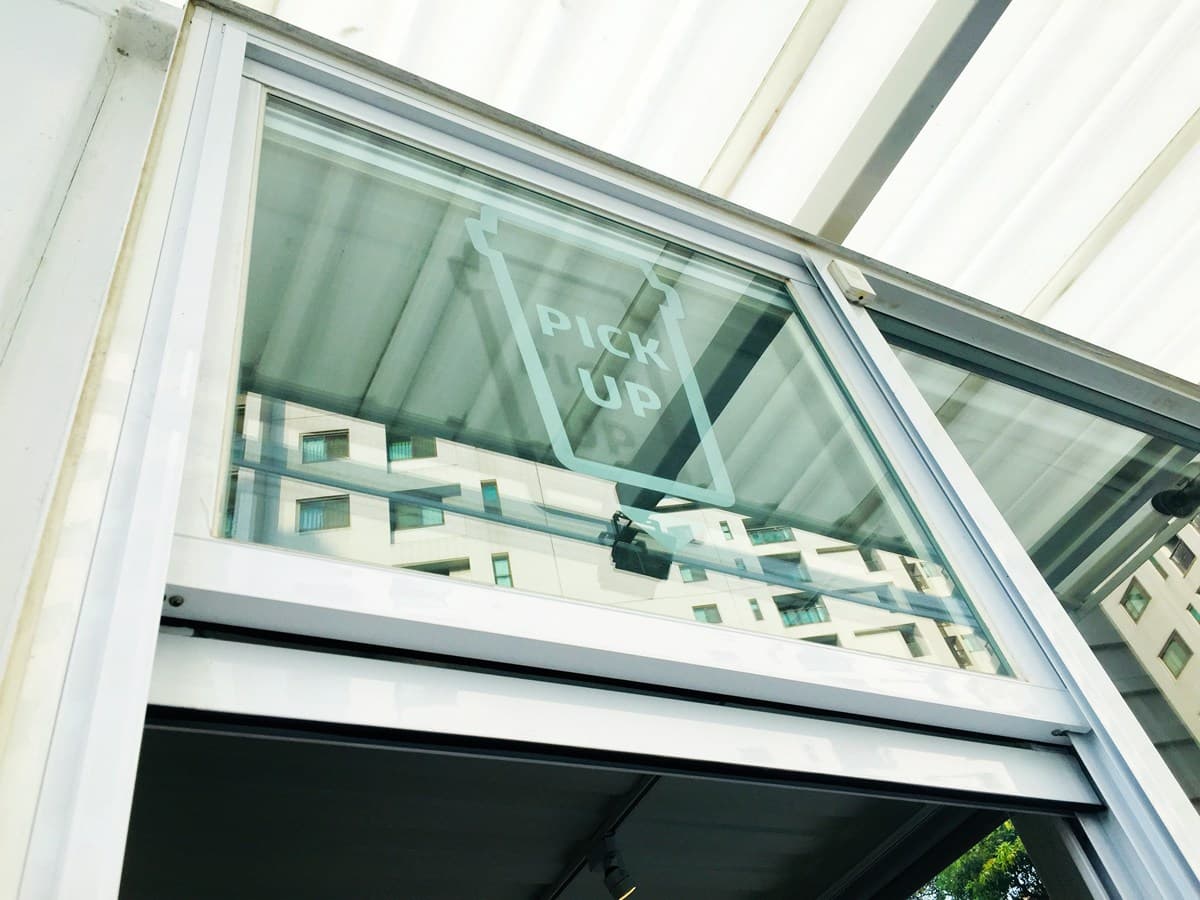 怎麼都好拍！純白彩繪貨櫃屋、手寫杯，台南IG爆紅日雜風咖啡店