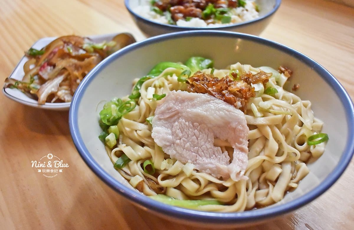 【新開店】50年台中老宅藏著「文青麵店」！銅板價必吃手切滷肉飯、乾拌麵