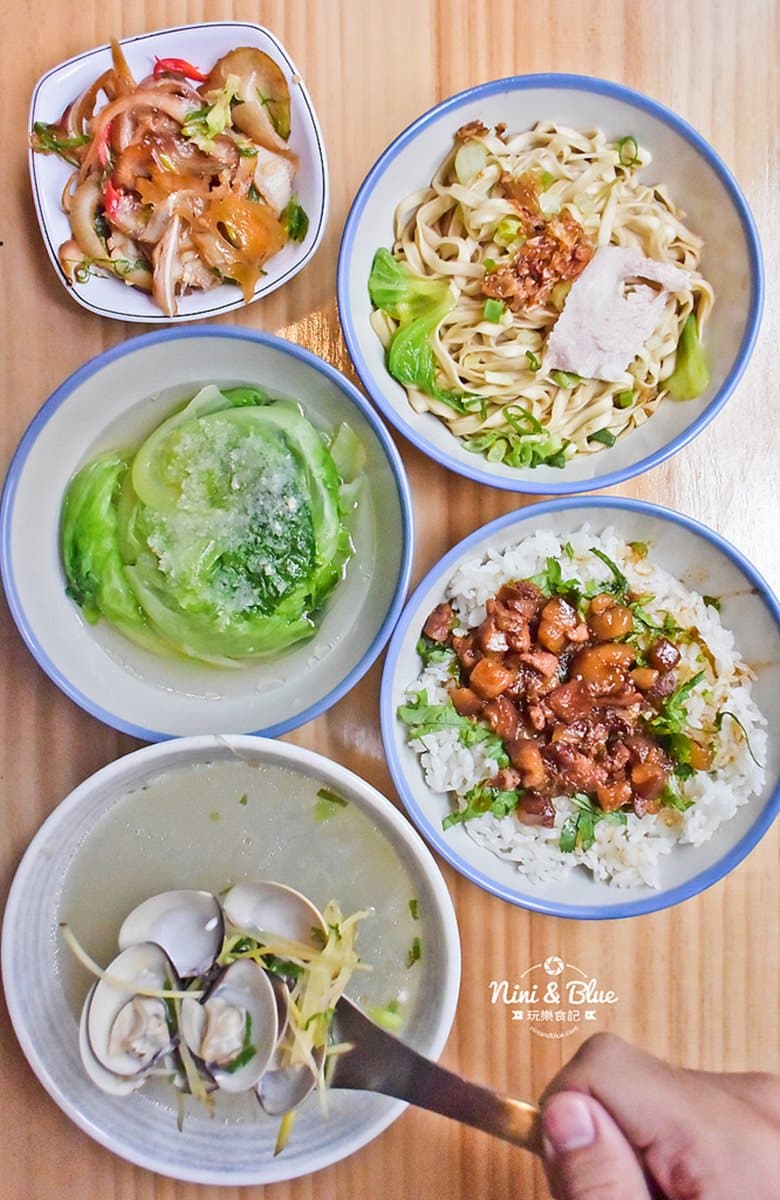 【新開店】50年台中老宅藏著「文青麵店」！銅板價必吃手切滷肉飯、乾拌麵