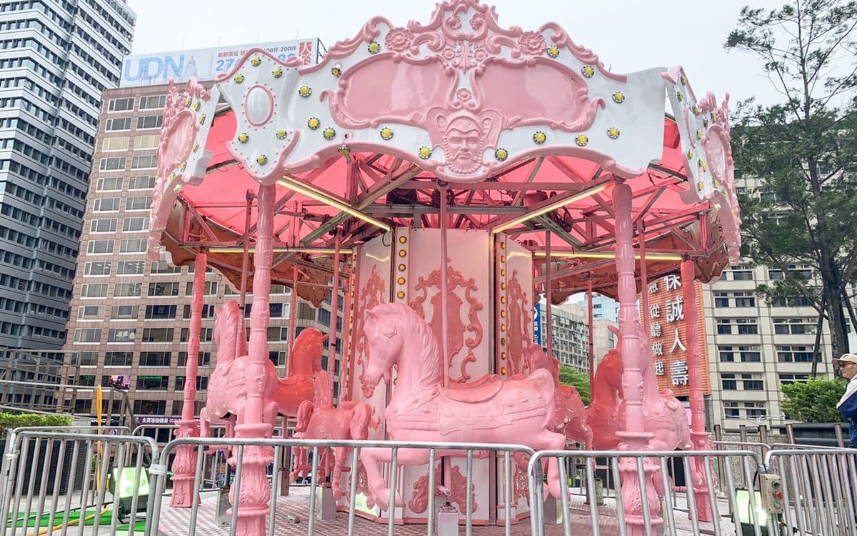 給你滿滿的「粉」樂園！旋轉木馬、摩天輪等打卡美景萌度爆表