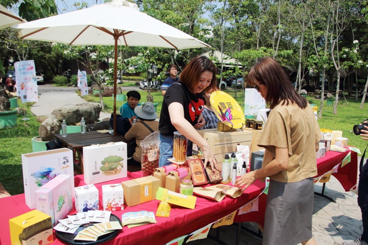 這裡的桐花開了！白天賞花、樹屋吃花餐，晚上看螢火蟲開趴