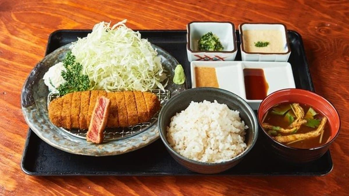 日本「炸牛排」排隊名店5月登台！「牛かつもと村」插旗林口三井outlet