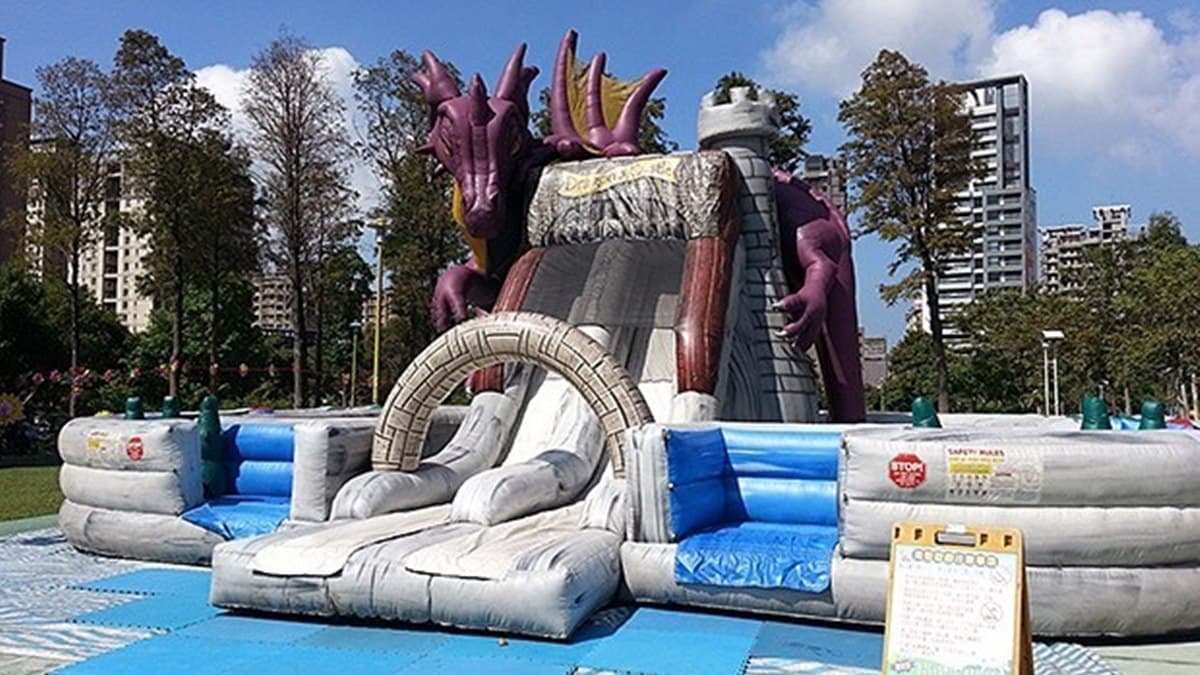 最新「百元氣墊樂園」在新北市！14公尺金剛+8公尺噴火龍好嗨