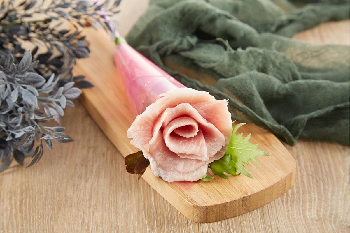 大台北第一間！王品野營風燒肉「原燒O-NiKU」開幕送燒肉蛋糕、玫瑰花