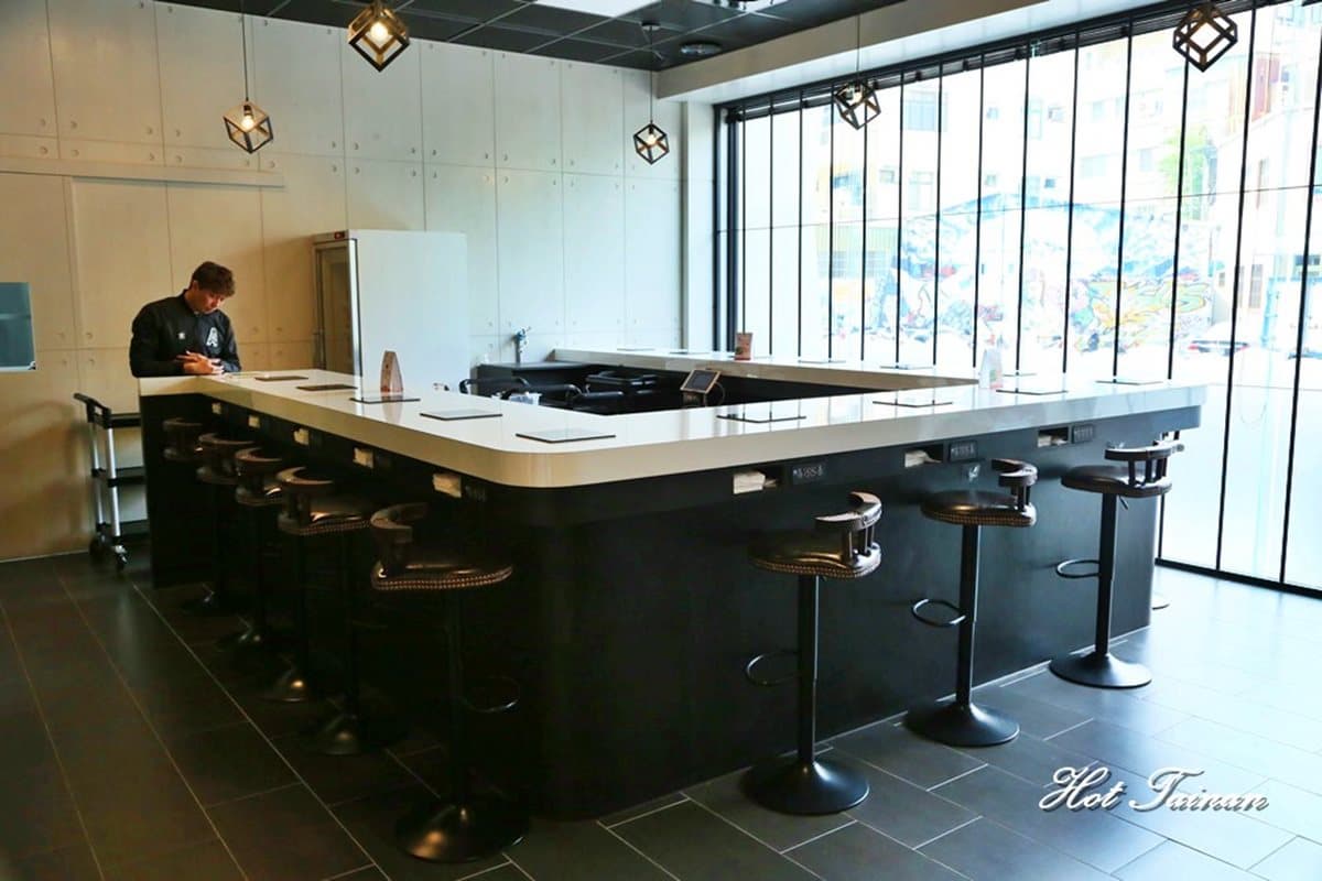 【新開店】KTV跨足深夜火鍋店！酸辣鍋底只要70元起　必點1公斤「肉慾牛」