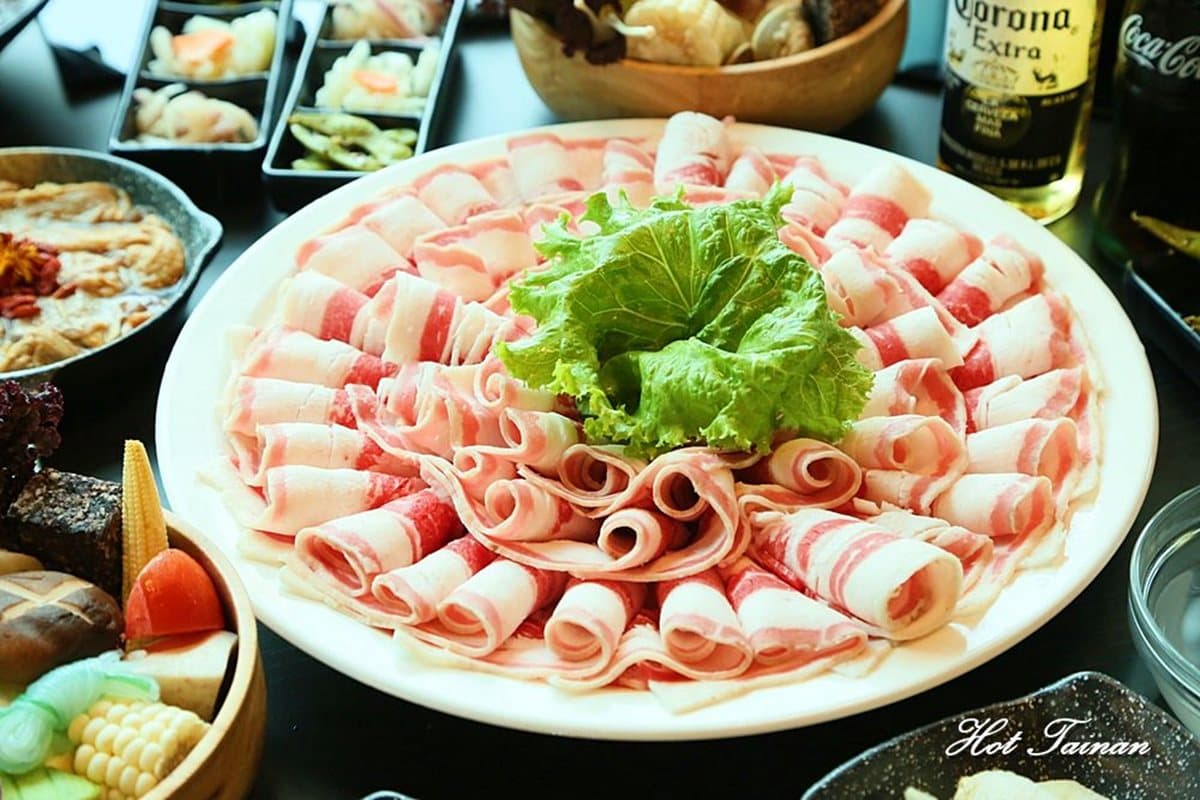 【新開店】KTV跨足深夜火鍋店！酸辣鍋底只要70元起　必點1公斤「肉慾牛」