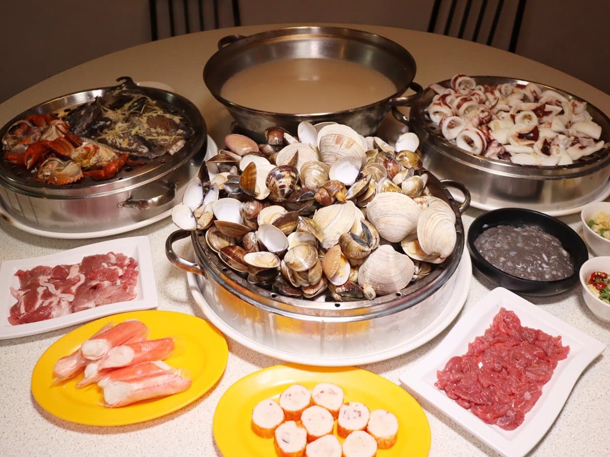 超狂的「海鮮擂台」！新莊鍋物店90秒任你夾！驚見「手掌大」牛奶貝