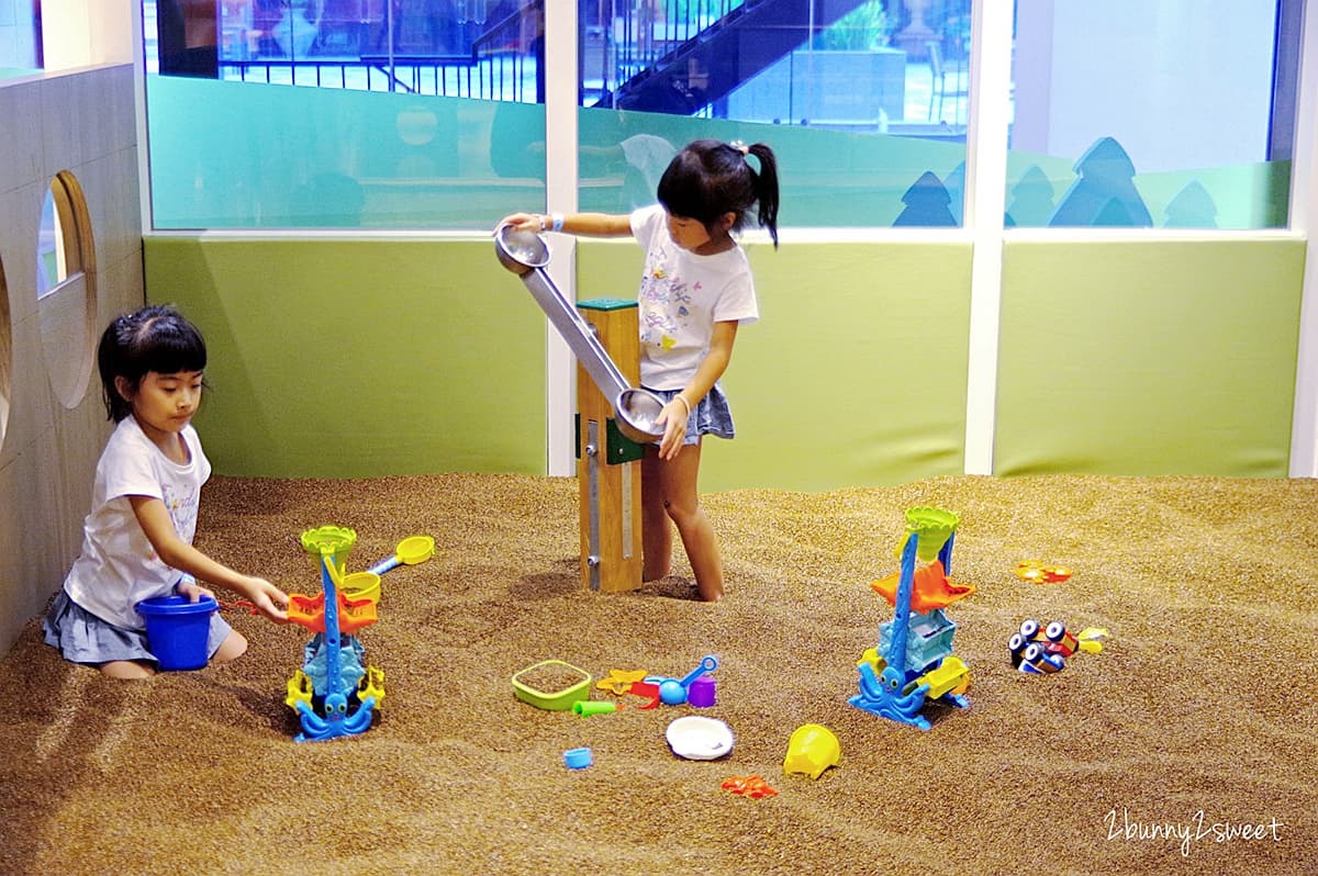 台中爸媽小孩樂歪了！5家超強設施親子餐廳：嚕嚕車、小木屋家家酒、氣墊跳床