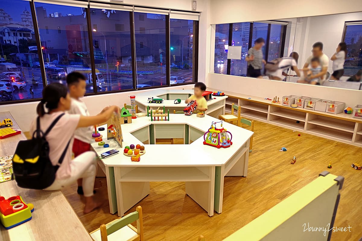 台中爸媽小孩樂歪了！5家超強設施親子餐廳：嚕嚕車、小木屋家家酒、氣墊跳床
