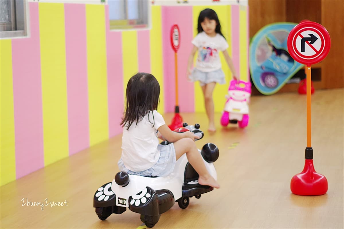 台中爸媽小孩樂歪了！5家超強設施親子餐廳：嚕嚕車、小木屋家家酒、氣墊跳床