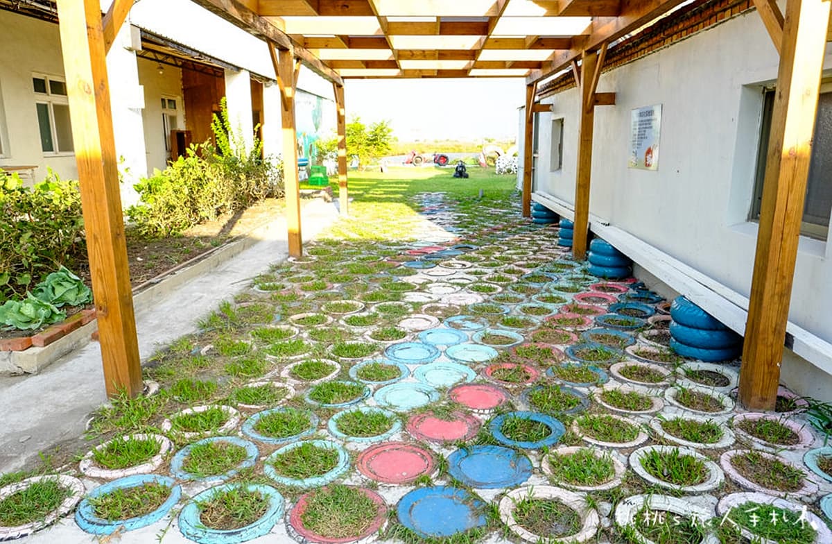 超好拍!3個超萌「動物彩繪村」:躺在立體貓懷裡、米奇穿乳牛裝、3D狗從牆跑出來 超好拍!3個超萌「動物彩繪村」:躺在立體貓懷裡、米奇穿乳牛裝、3D狗從牆跑出來