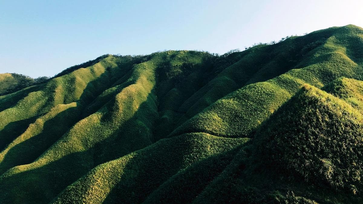 萌萌打卡點！宜蘭最美「抹茶冰淇淋山」曝光，登頂吃抹茶拿鐵、蛋糕