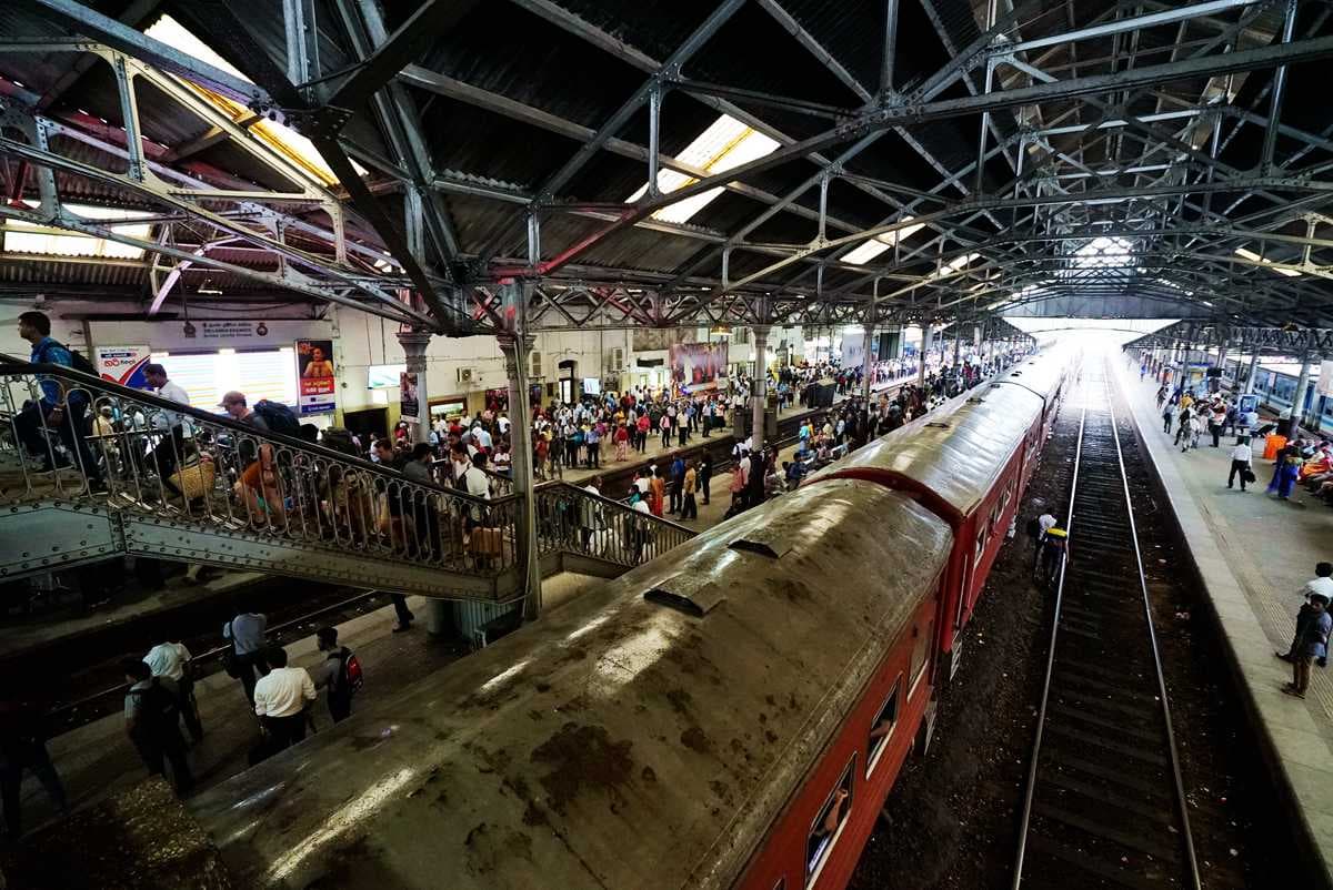 坐在車裡竟被海水打到?這火車離海最近1公尺,來找神隱少女無臉男 坐在車裡竟被海水打到?這火車離海最近1公尺,來找神隱少女無臉男