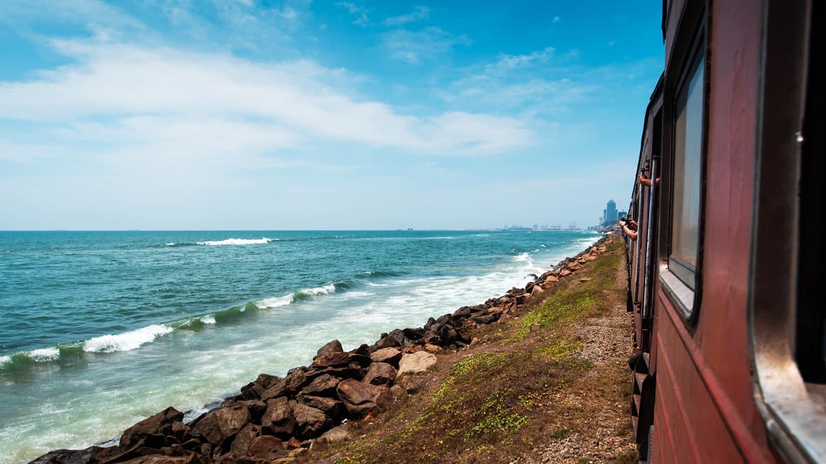 坐在車裡竟被海水打到?這火車離海最近1公尺,來找神隱少女無臉男
