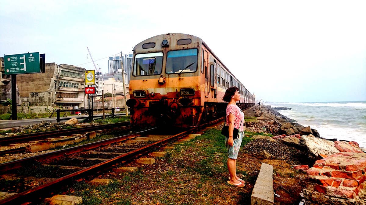 坐在車裡竟被海水打到?這火車離海最近1公尺,來找神隱少女無臉男 坐在車裡竟被海水打到?這火車離海最近1公尺,來找神隱少女無臉男