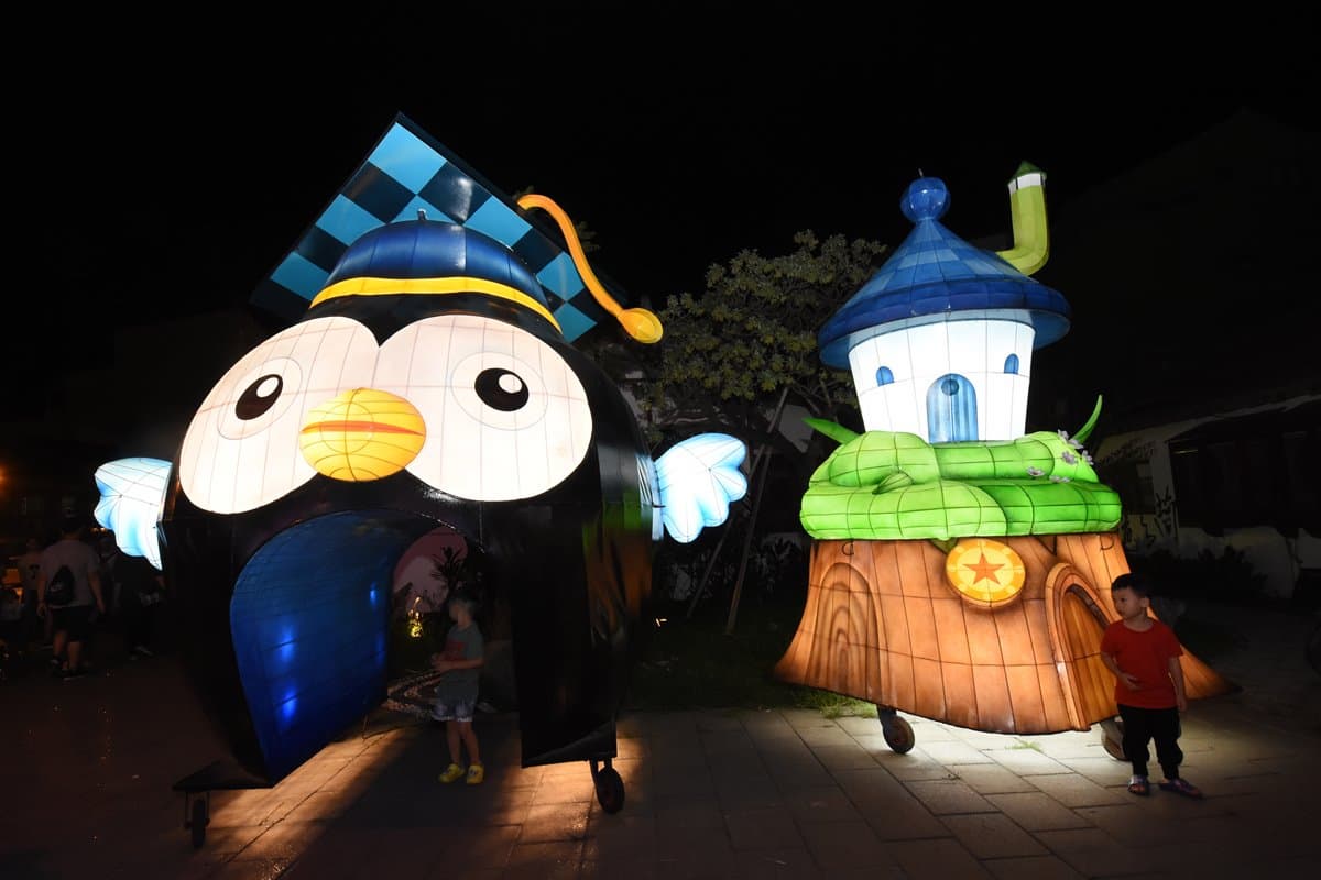 鹿港限定！走進掛滿「1200盞」燈籠巷，加碼看「花燈展、光雕秀」
