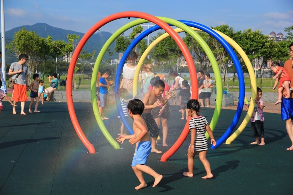 小孩天堂!大佳河濱公園「戲水區」,連續4個月免費玩水啦 小孩天堂!大佳河濱公園「戲水區」,連續4個月免費玩水啦