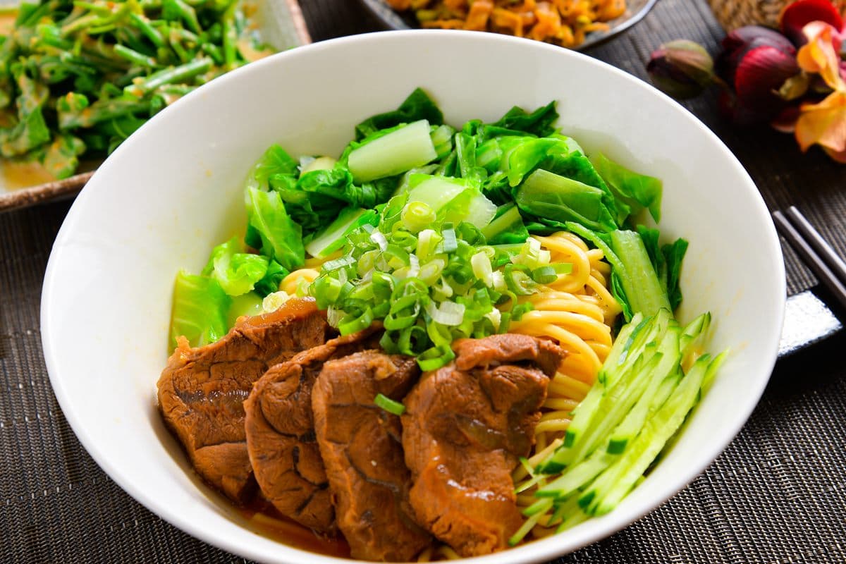 土豪版牛肉麵!無骨牛小排「現燙」,麵食控必吃「混蛋麵」「麻辣麵」(文末抽獎) 土豪版牛肉麵!無骨牛小排「現燙」,麵食控必吃「混蛋麵」「麻辣麵」(文末抽獎)