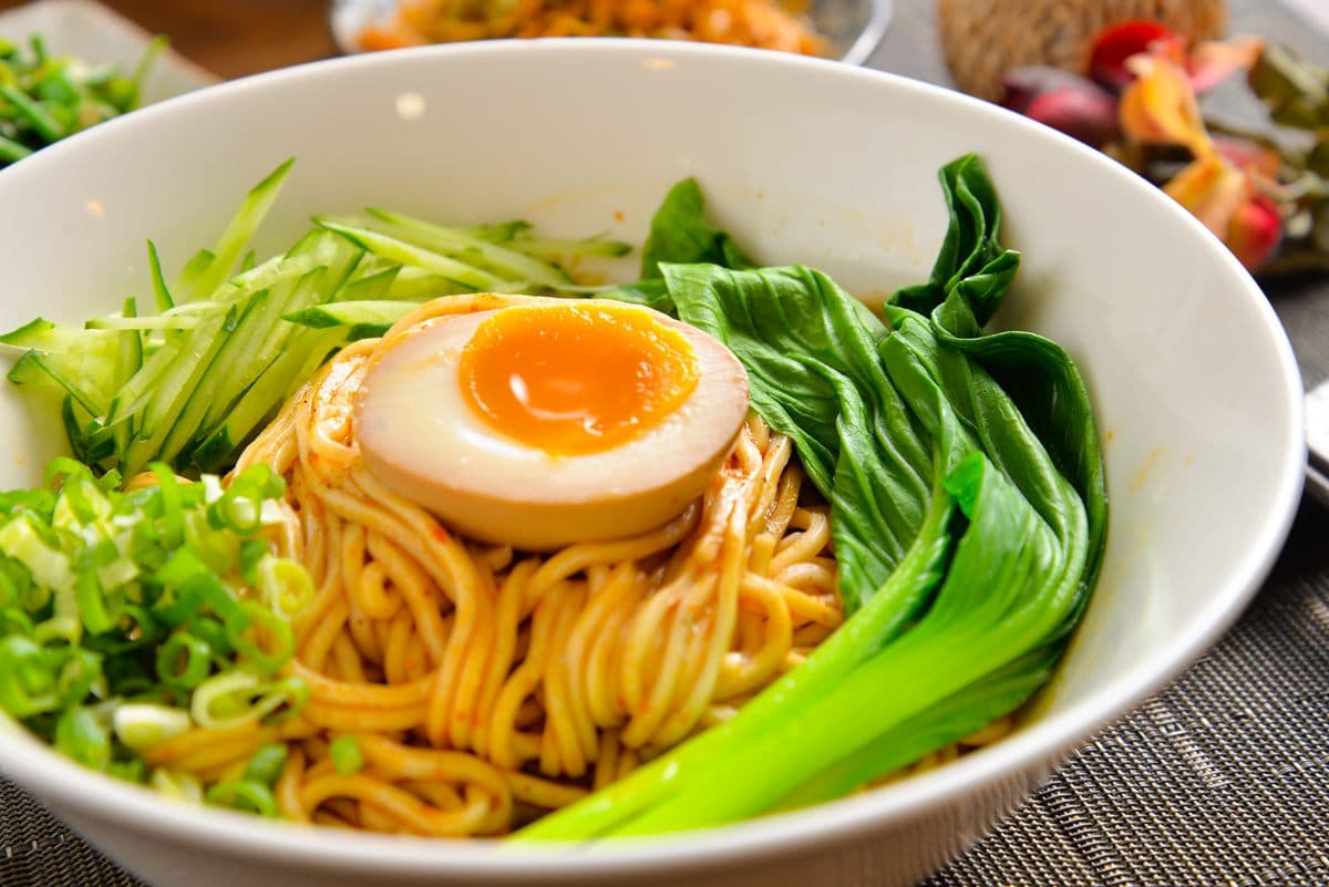 土豪版牛肉麵!無骨牛小排「現燙」,麵食控必吃「混蛋麵」「麻辣麵」(文末抽獎) 土豪版牛肉麵!無骨牛小排「現燙」,麵食控必吃「混蛋麵」「麻辣麵」(文末抽獎)