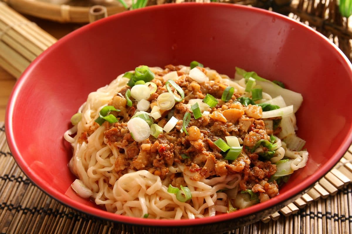 土豪版牛肉麵!無骨牛小排「現燙」,麵食控必吃「混蛋麵」「麻辣麵」(文末抽獎) 土豪版牛肉麵!無骨牛小排「現燙」,麵食控必吃「混蛋麵」「麻辣麵」(文末抽獎)