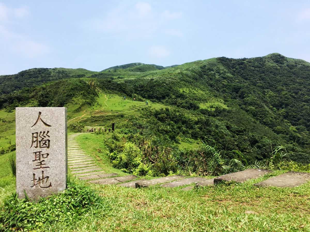 360度海景草原祕境！爆紅步道這山像「拉布拉多」，找神奇「人腦聖地」