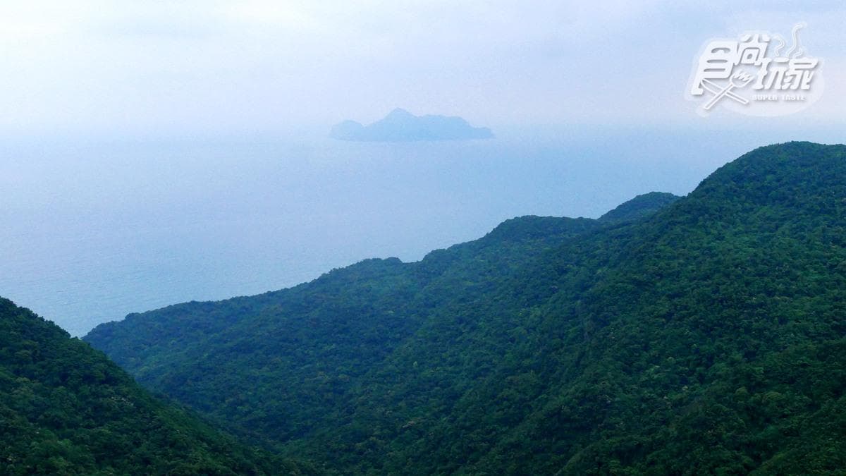360度海景草原祕境！爆紅步道這山像「拉布拉多」，找神奇「人腦聖地」
