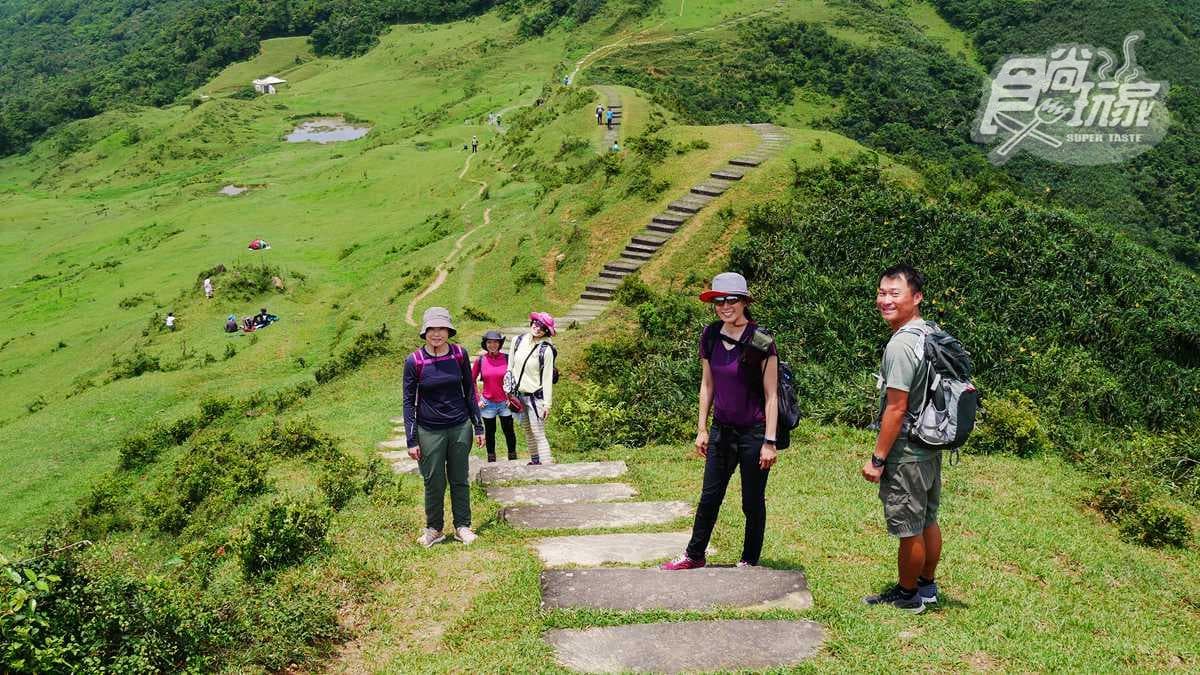 360度海景草原祕境！爆紅步道這山像「拉布拉多」，找神奇「人腦聖地」