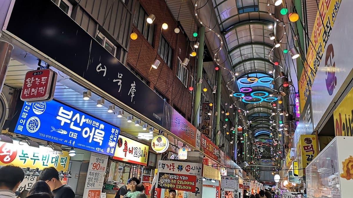 晚上竟然變夜市！玩釜山必點這6樣「市場小吃」俗又大碗