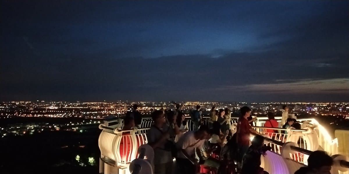 衝一波看夜景！高雄「崗山之眼」暑假限定、夜間開放，推預約制星光票