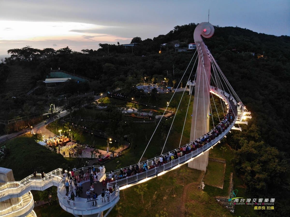 衝一波看夜景！高雄「崗山之眼」暑假限定、夜間開放，推預約制星光票