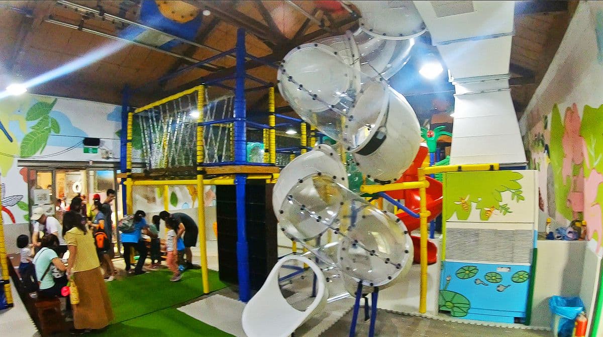 7公尺高透明溜滑梯好嗨!台南全新幼兒玩樂天堂,5歲以下免費 7公尺高透明溜滑梯好嗨!台南全新幼兒玩樂天堂,5歲以下免費