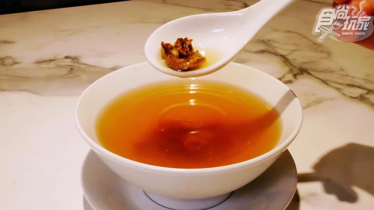 【新開店】港式燒鵝皮脆肉甜，但最搶戲是：香菜皮蛋鵝雜湯、珍珠奶茶