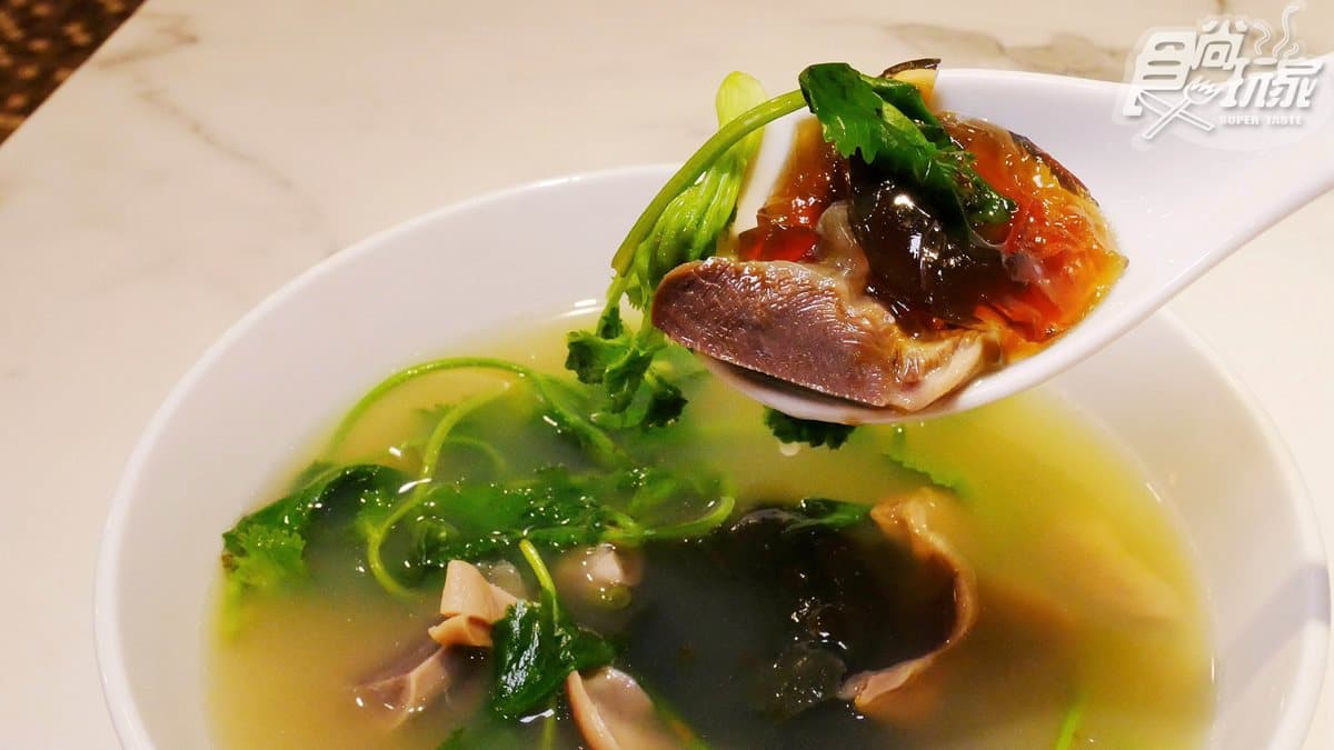 【新開店】港式燒鵝皮脆肉甜，但最搶戲是：香菜皮蛋鵝雜湯、珍珠奶茶
