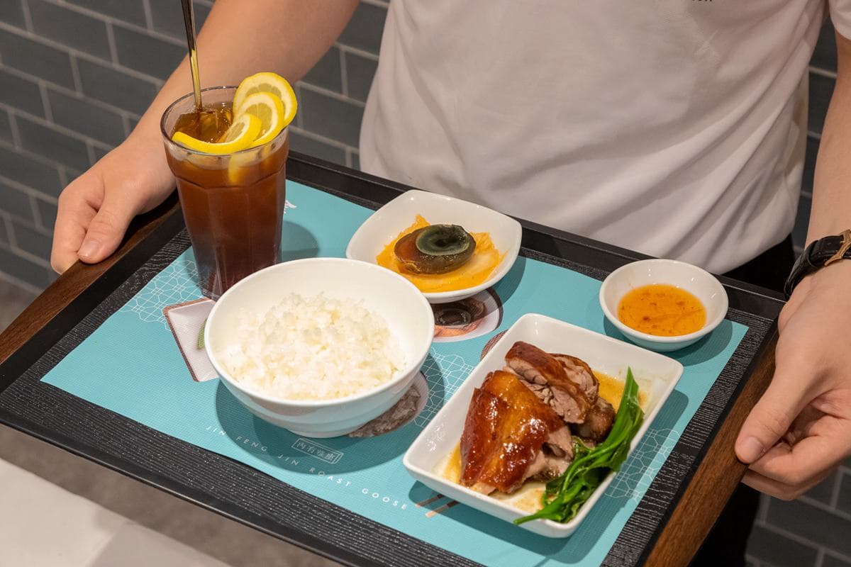【新開店】港式燒鵝皮脆肉甜，但最搶戲是：香菜皮蛋鵝雜湯、珍珠奶茶