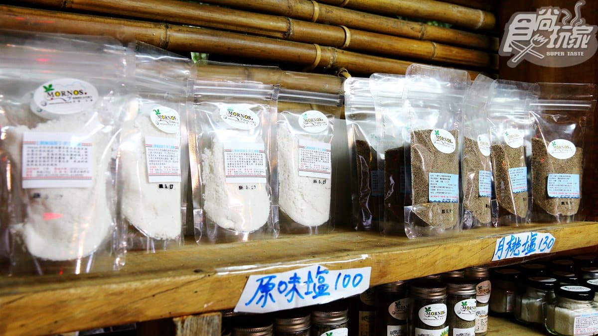 體驗海水炒成鹽「淚流不止」，金字塔型「鹽花」你吃過嗎？